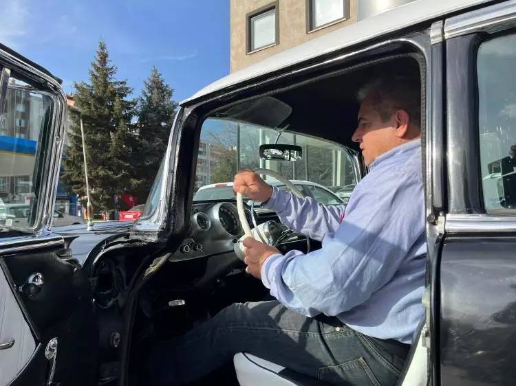 Hurda arabayı öyle bir hale getirdi ki görenlerin nutku tutuldu! 66 yaşındaki araca teklif yağıyor, trafiğin resmen yıldızı oldu 1